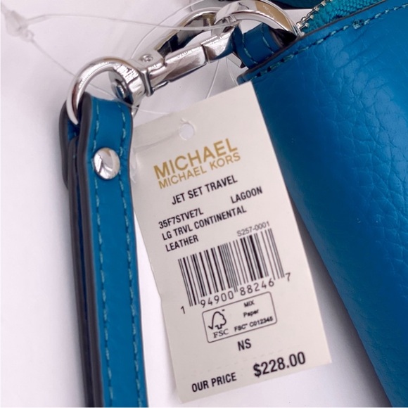 Michael Kors Large
Continental Wallet
Wristlet Lagoon - Picture 10 of 11